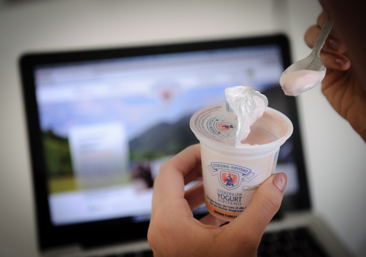 Einen Jogurt kann man beim Besuch der Webseite vom Milchhof Sterzing immer essen